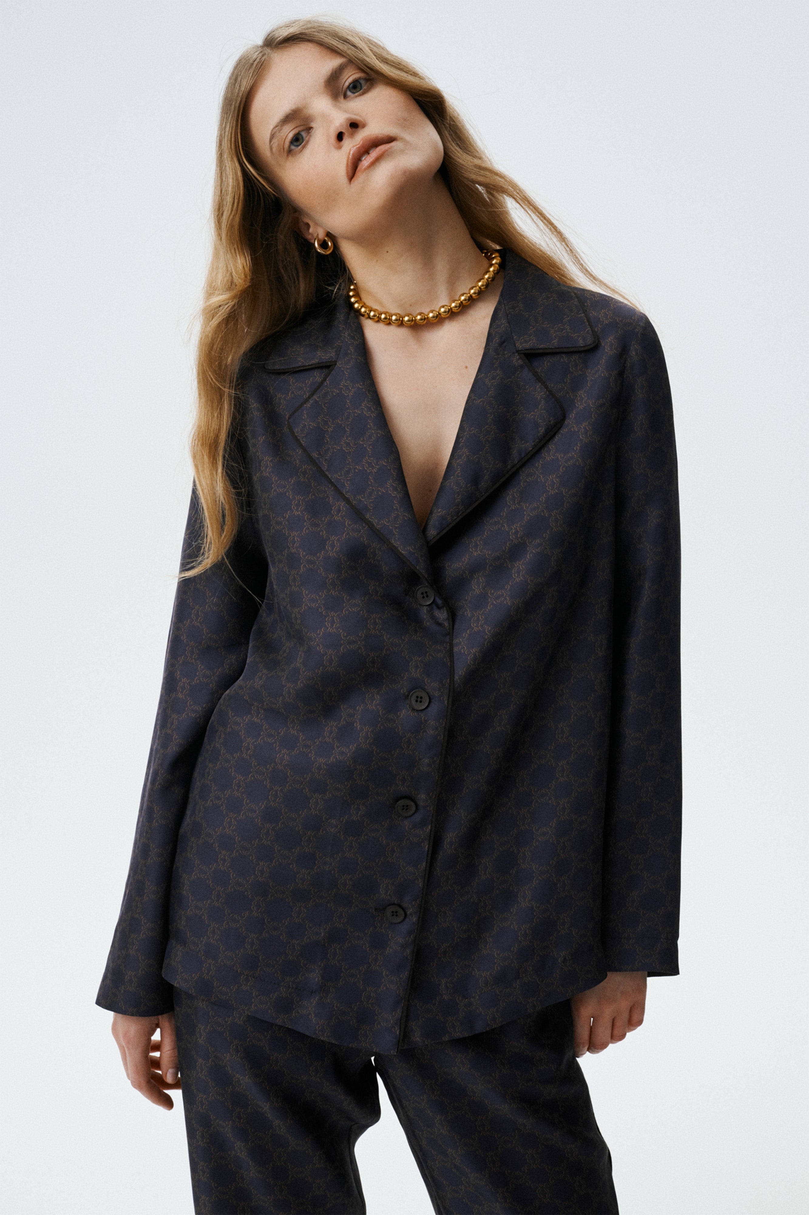 BRĄZOWA BLUZKA JEDWABNA Z DŁUGIM REKAWEM MONOGRAM M