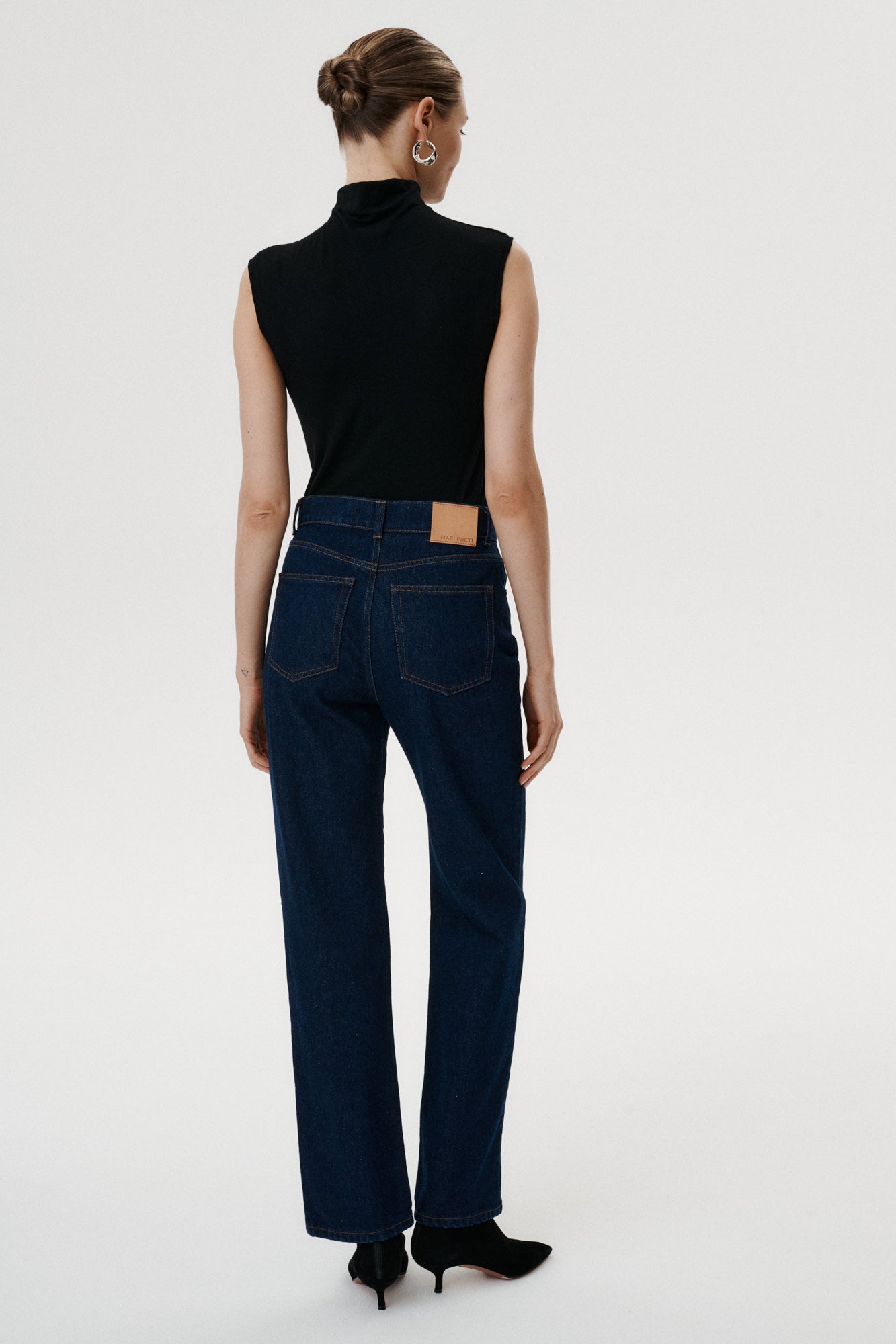 
                  
                    Granatowe klasyczne spodnie jeansowe Denim Dream II
                  
                
