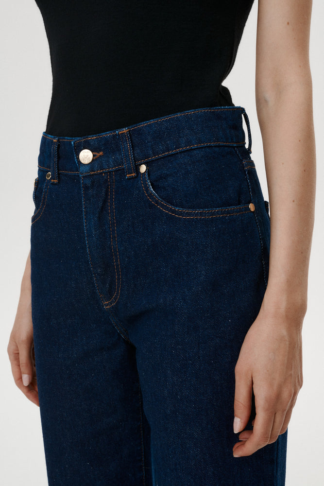 
                  
                    Granatowe klasyczne spodnie jeansowe Denim Dream II
                  
                