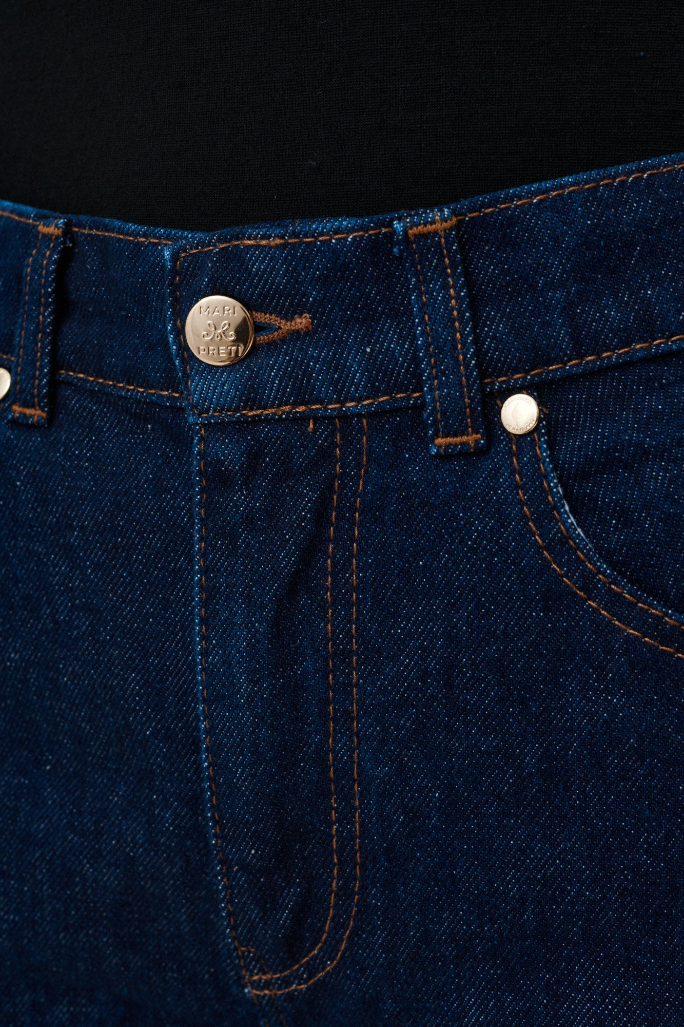 
                  
                    Granatowe klasyczne spodnie jeansowe Denim Dream II
                  
                