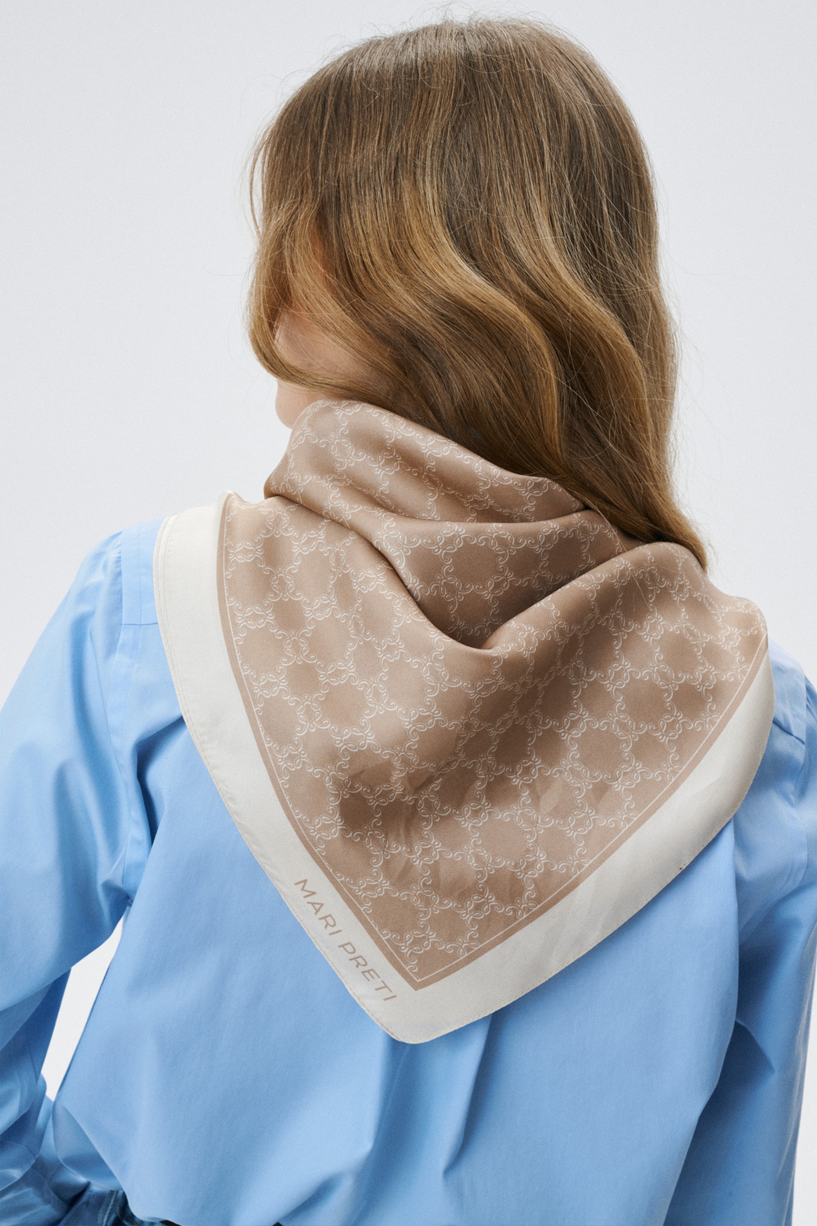 BEŻOWA JEDWABNA APASZKA MONOGRAM M