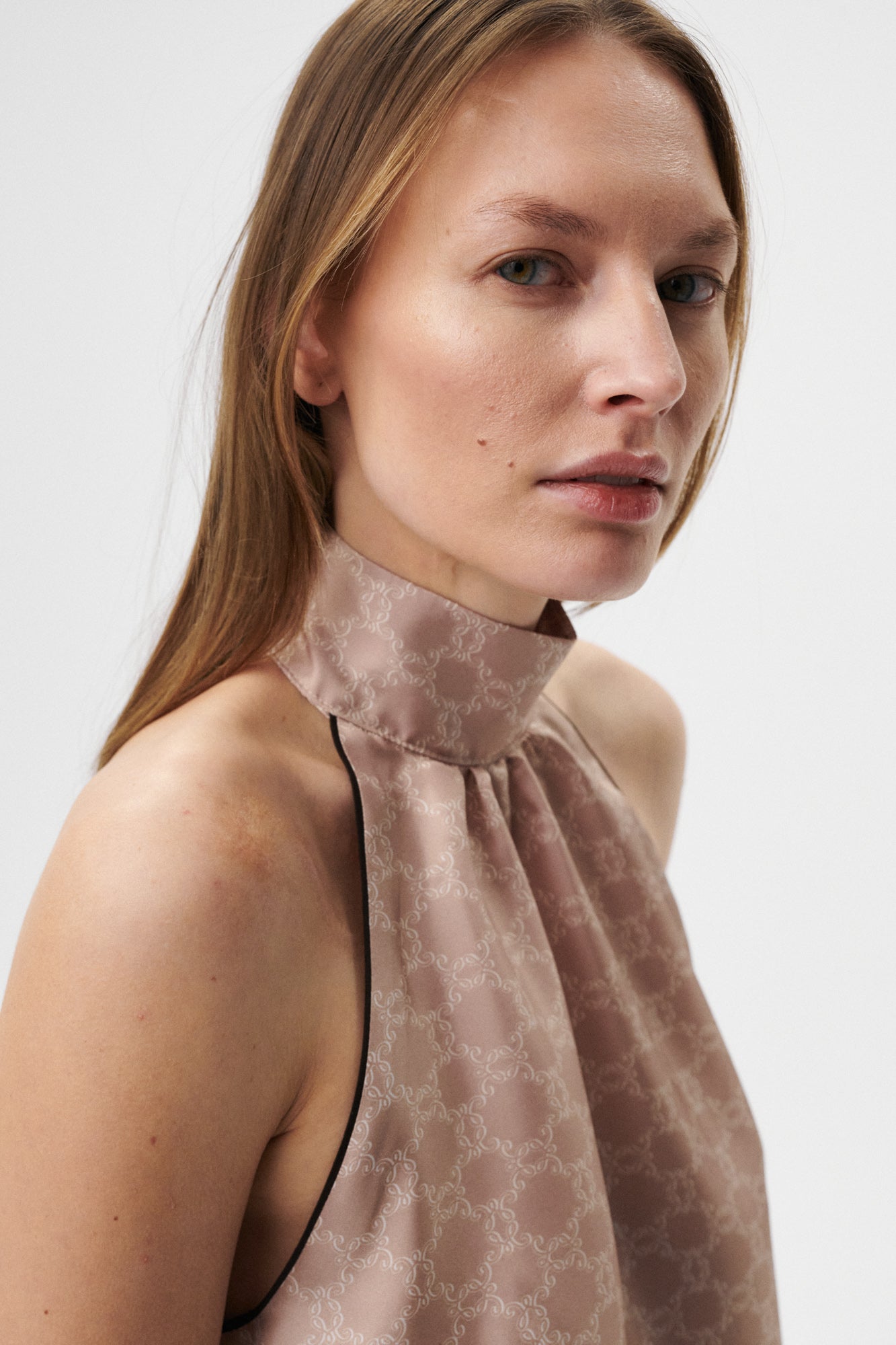 
                  
                    BEŻOWY TOP MONOGRAM M
                  
                