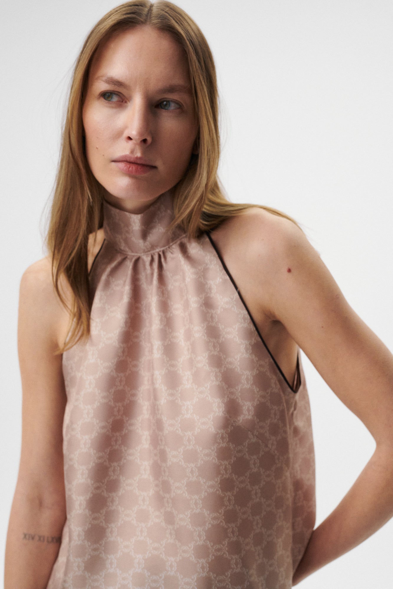 
                  
                    BEŻOWY TOP MONOGRAM M
                  
                