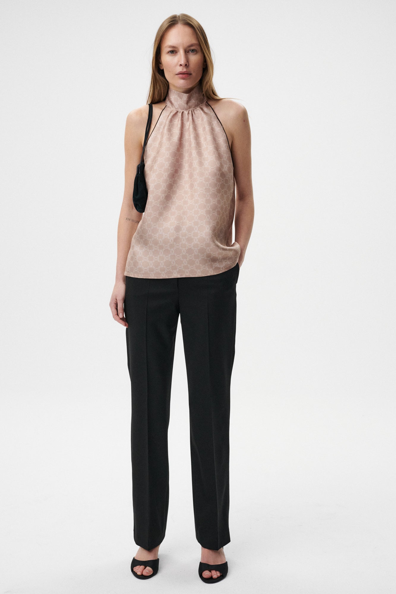 
                  
                    BEŻOWY TOP MONOGRAM M
                  
                