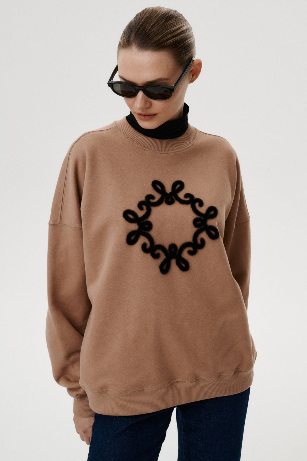 Camelowa bawełniana bluza oversize Onera z spersonalizowany motywem MONOGRAM M