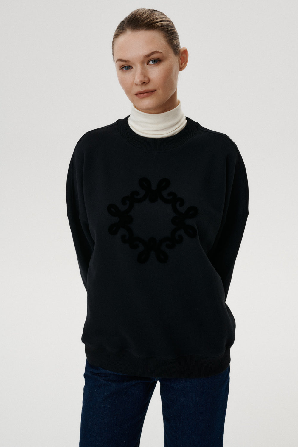 Czarna bawełniana bluza oversize Onera z spersonalizowany motywem MONOGRAM M