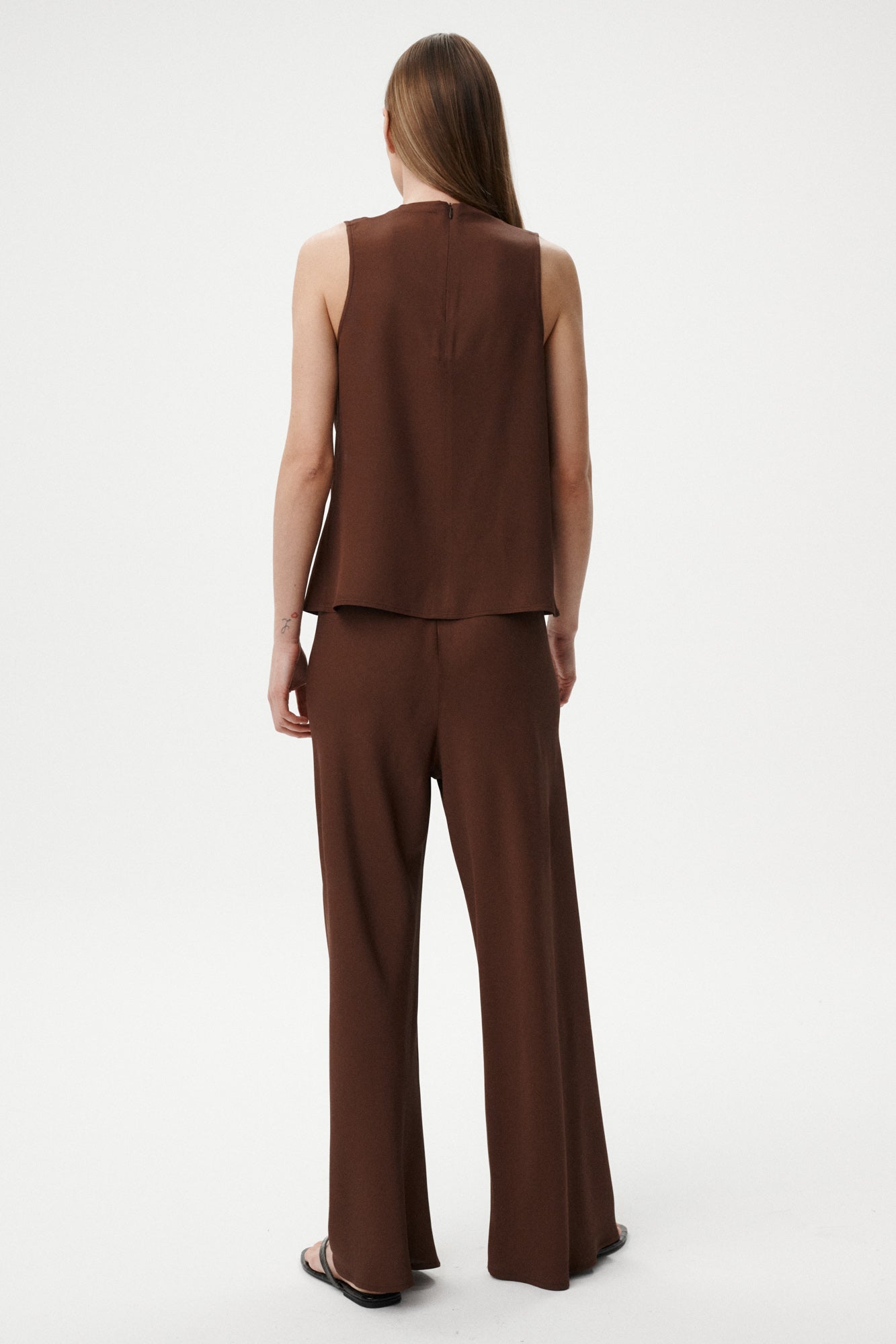 
                  
                    BROWN TOP RAVELLE
                  
                