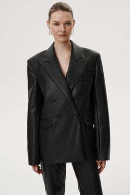 Czarna dwurzędowa marynarka Arvella z szerokim kołnierzem i lekko oversize ramionami z teksturowanej tkaniny imitującej skórę