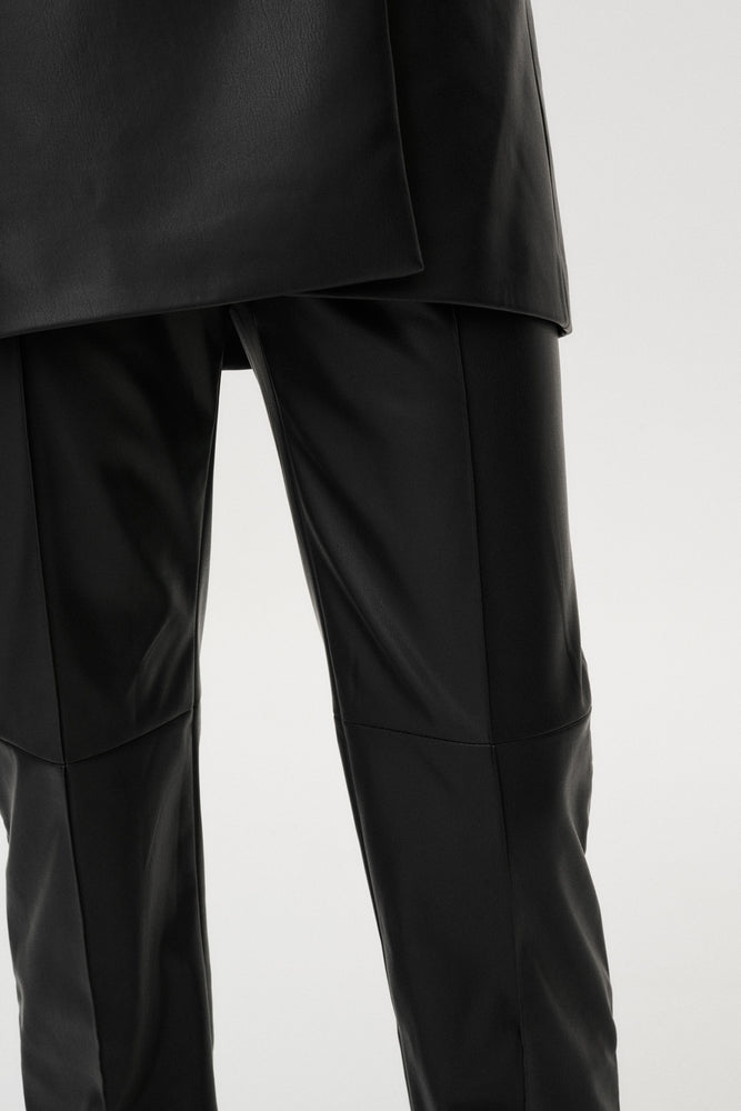 
                  
                    Czarne spodnie Arvella z teksturowanej tkaniny imitującej skórę
                  
                