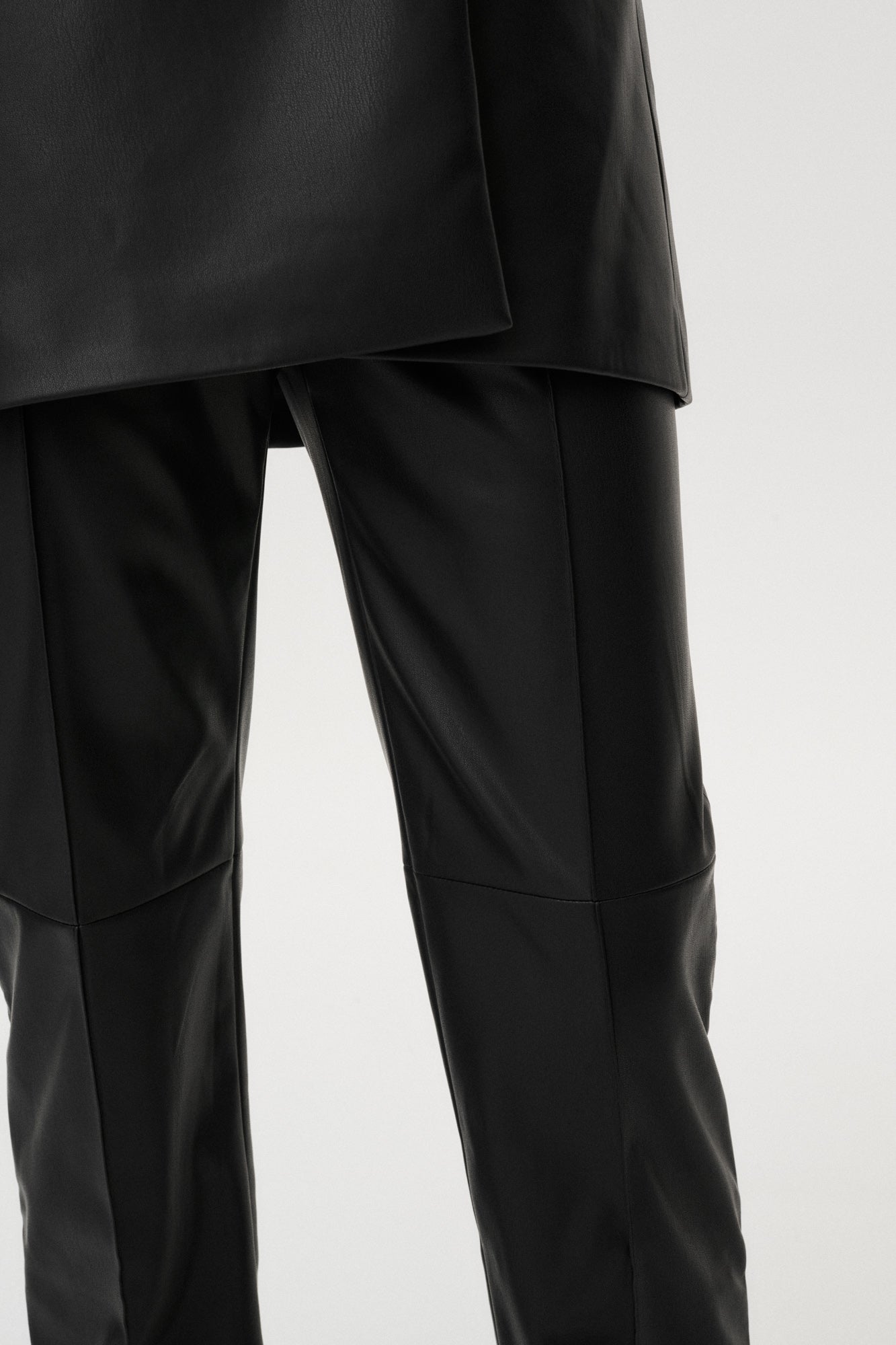 
                  
                    Czarne spodnie Arvella z teksturowanej tkaniny imitującej skórę
                  
                