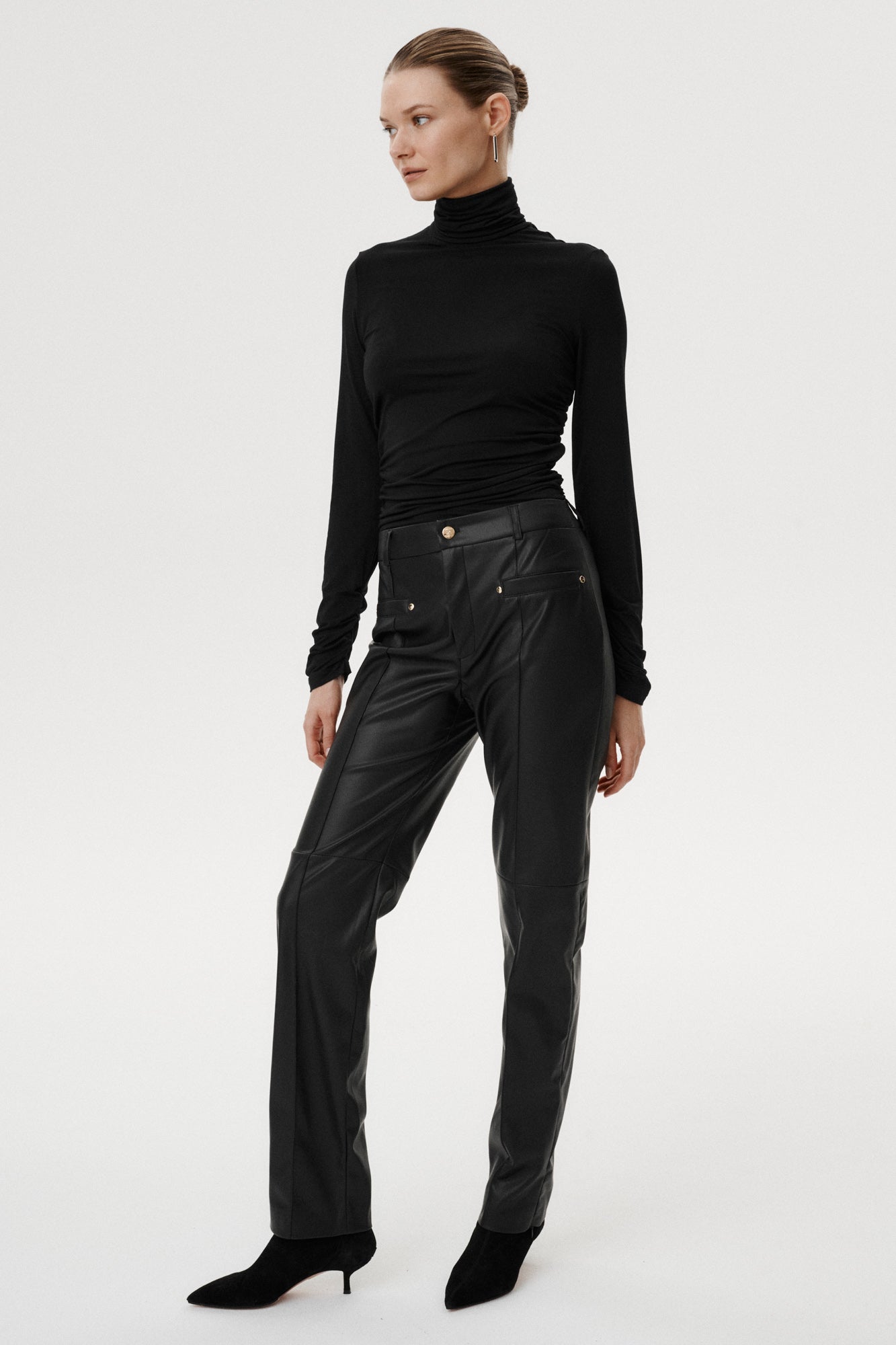 
                  
                    Czarne spodnie Arvella z teksturowanej tkaniny imitującej skórę
                  
                