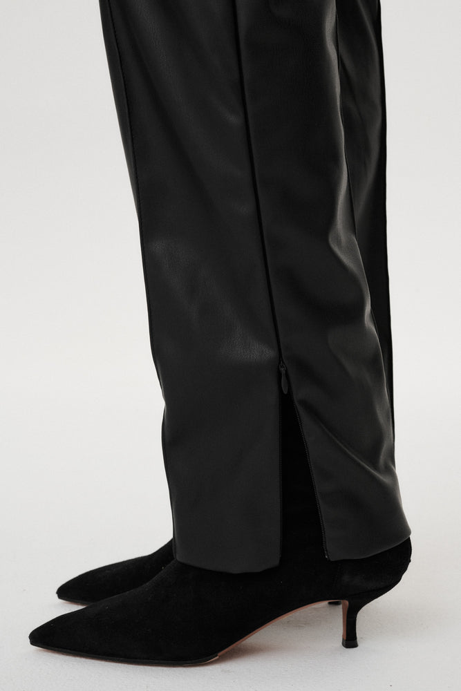 
                  
                    Czarne spodnie Arvella z teksturowanej tkaniny imitującej skórę
                  
                