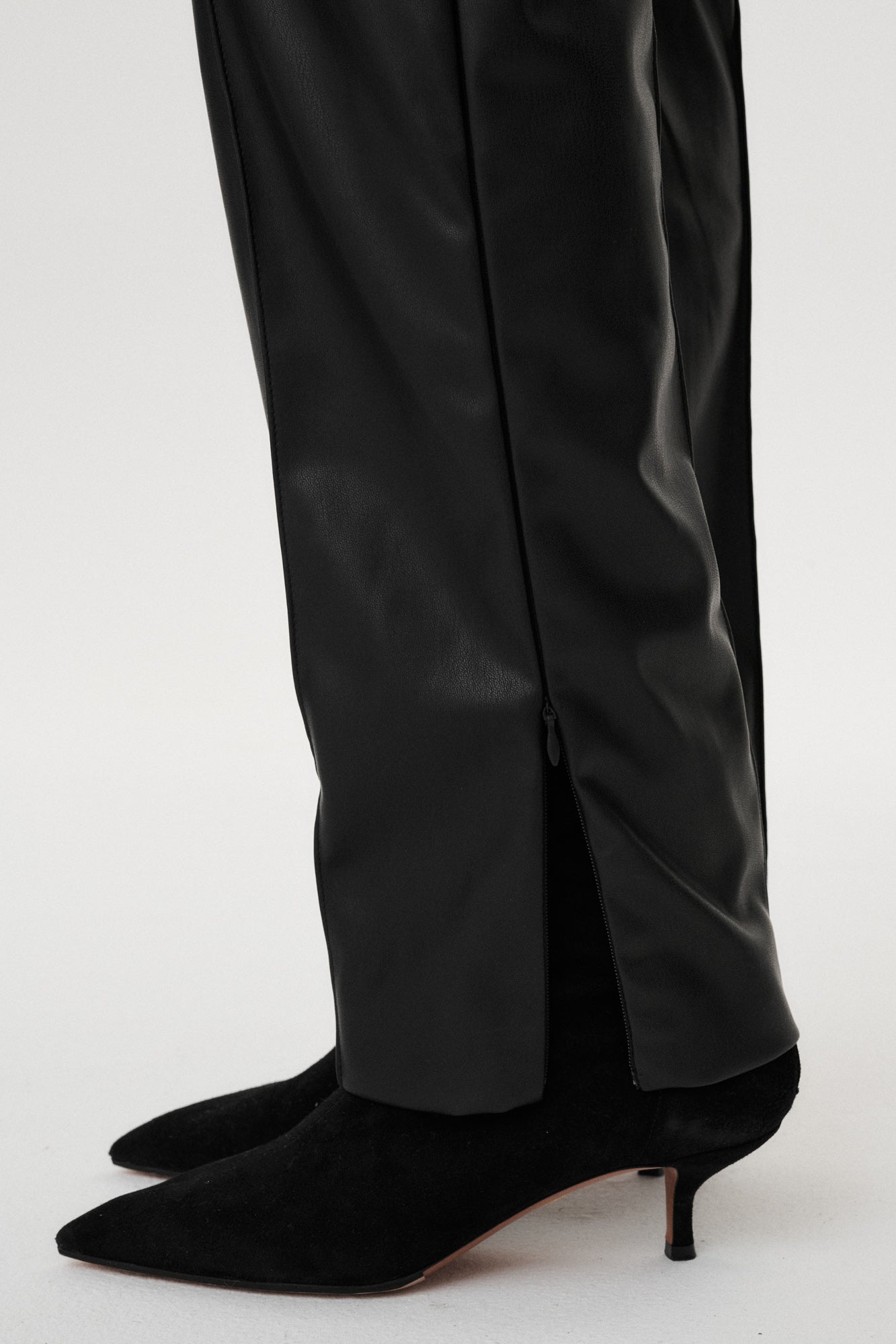 
                  
                    Czarne spodnie Arvella z teksturowanej tkaniny imitującej skórę
                  
                