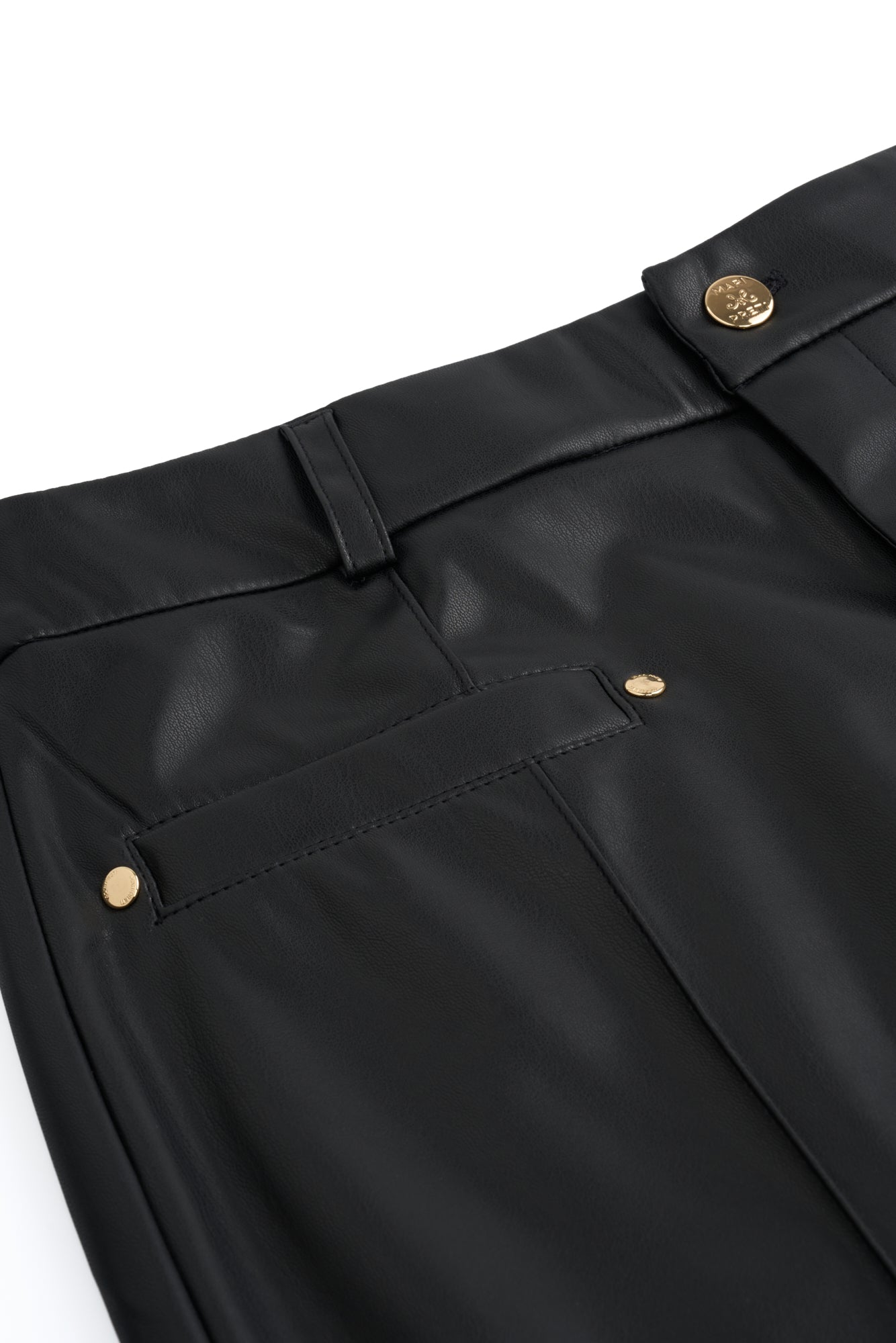 
                  
                    Czarne spodnie Arvella z teksturowanej tkaniny imitującej skórę
                  
                