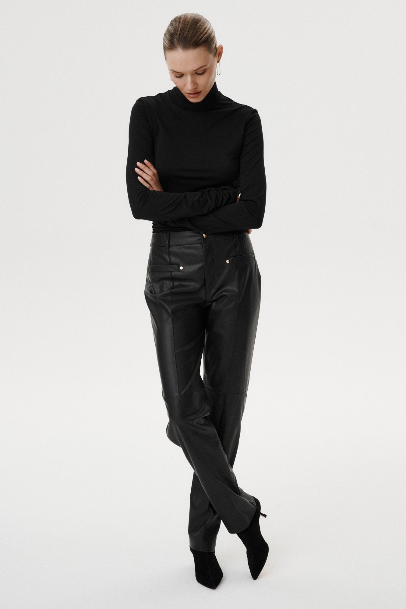 
                  
                    Czarne spodnie Arvella z teksturowanej tkaniny imitującej skórę
                  
                