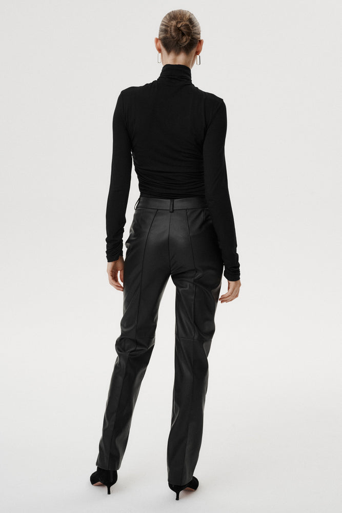 
                  
                    Czarne spodnie Arvella z teksturowanej tkaniny imitującej skórę
                  
                