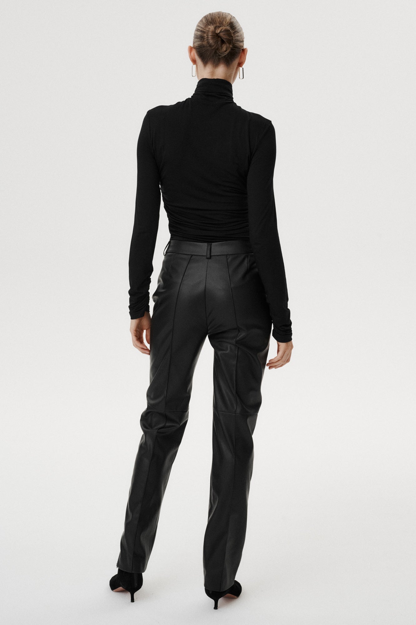 
                  
                    Czarne spodnie Arvella z teksturowanej tkaniny imitującej skórę
                  
                