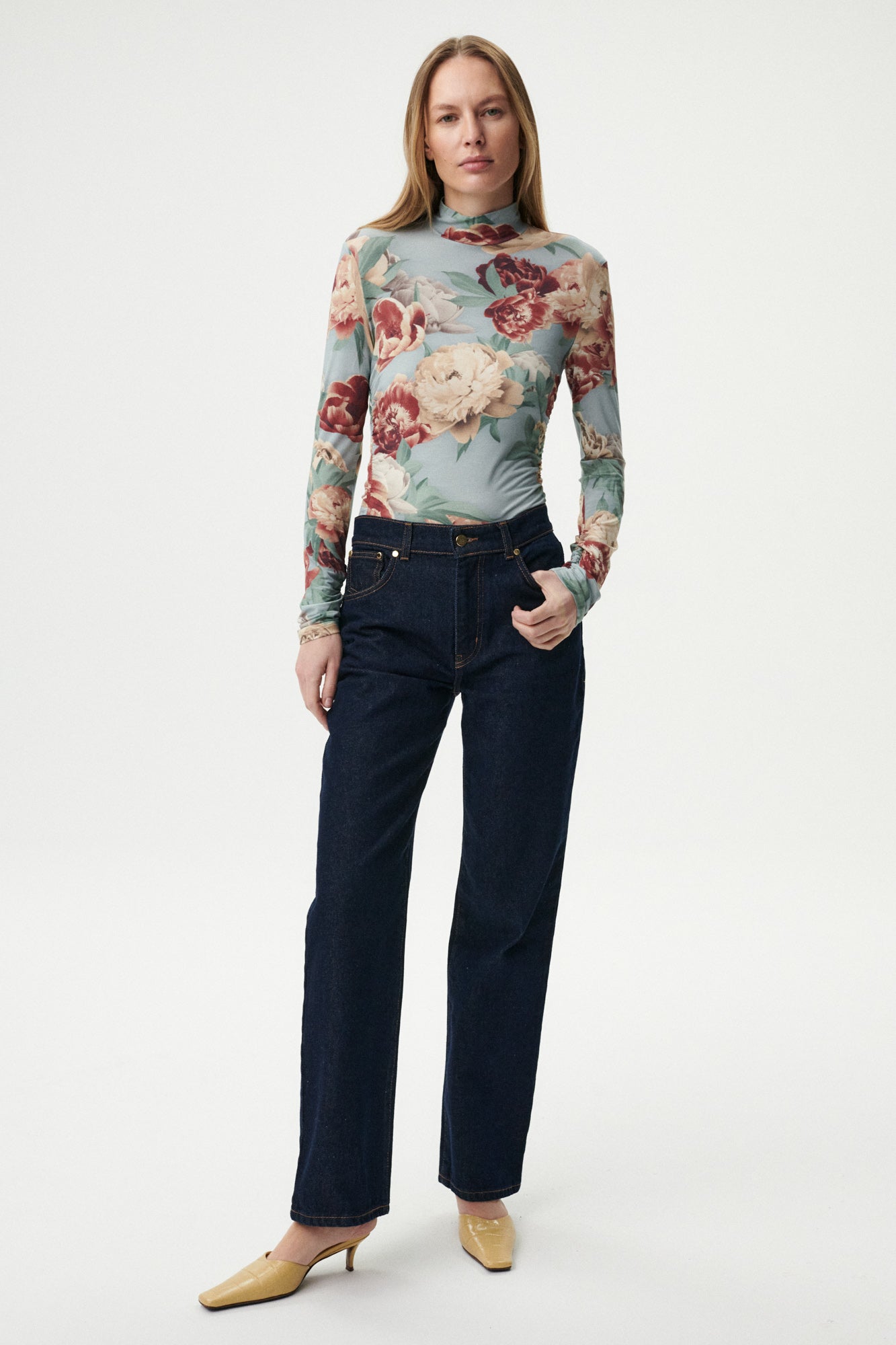 
                  
                    HALF-ZIP SWEATER FLOWER
                  
                