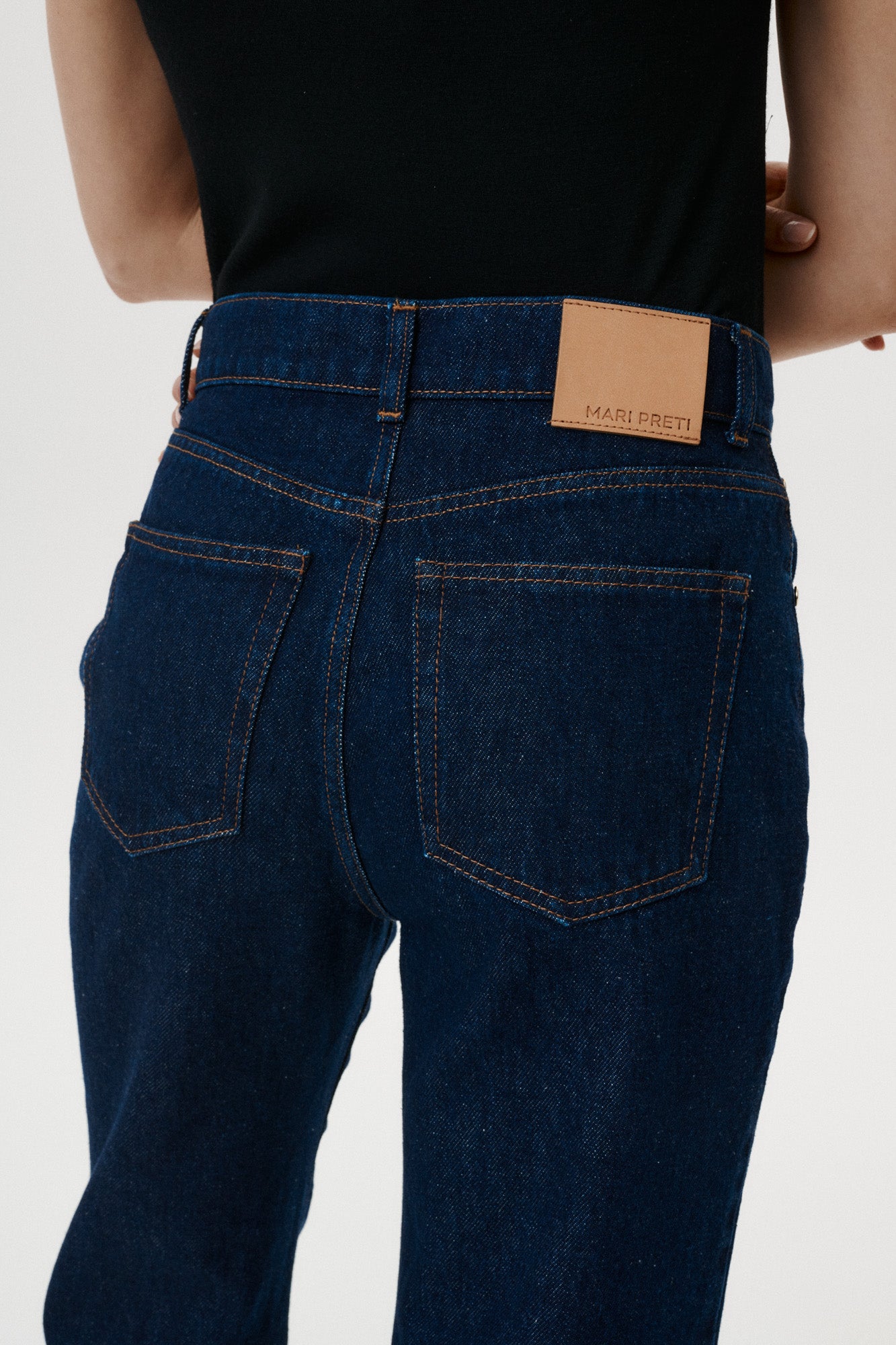 
                  
                    CLASSIC DENIM DREAM II JEANS
                  
                