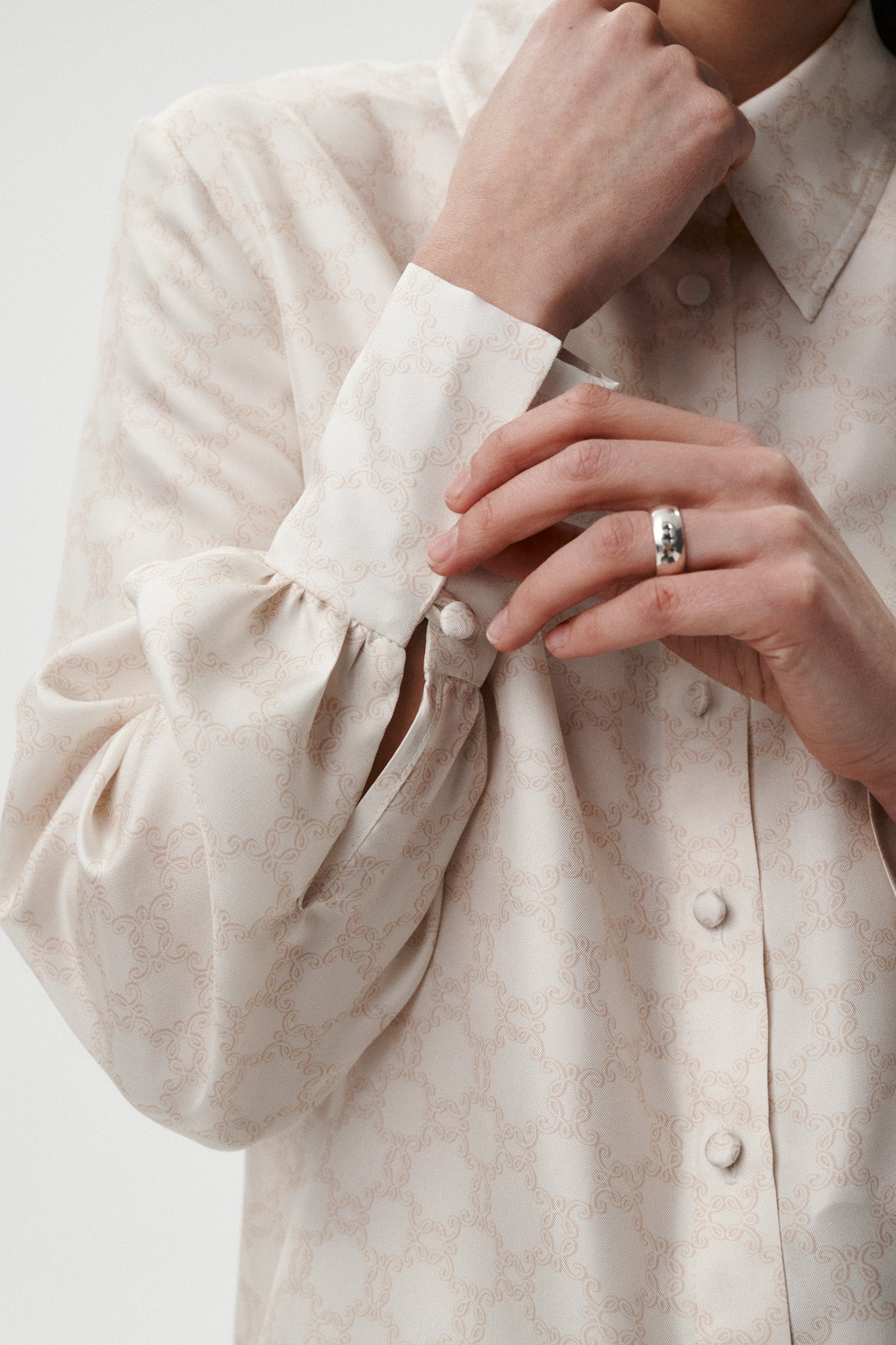 
                  
                    BIAŁA JEDWABNA KOSZULA MONOGRAM M
                  
                