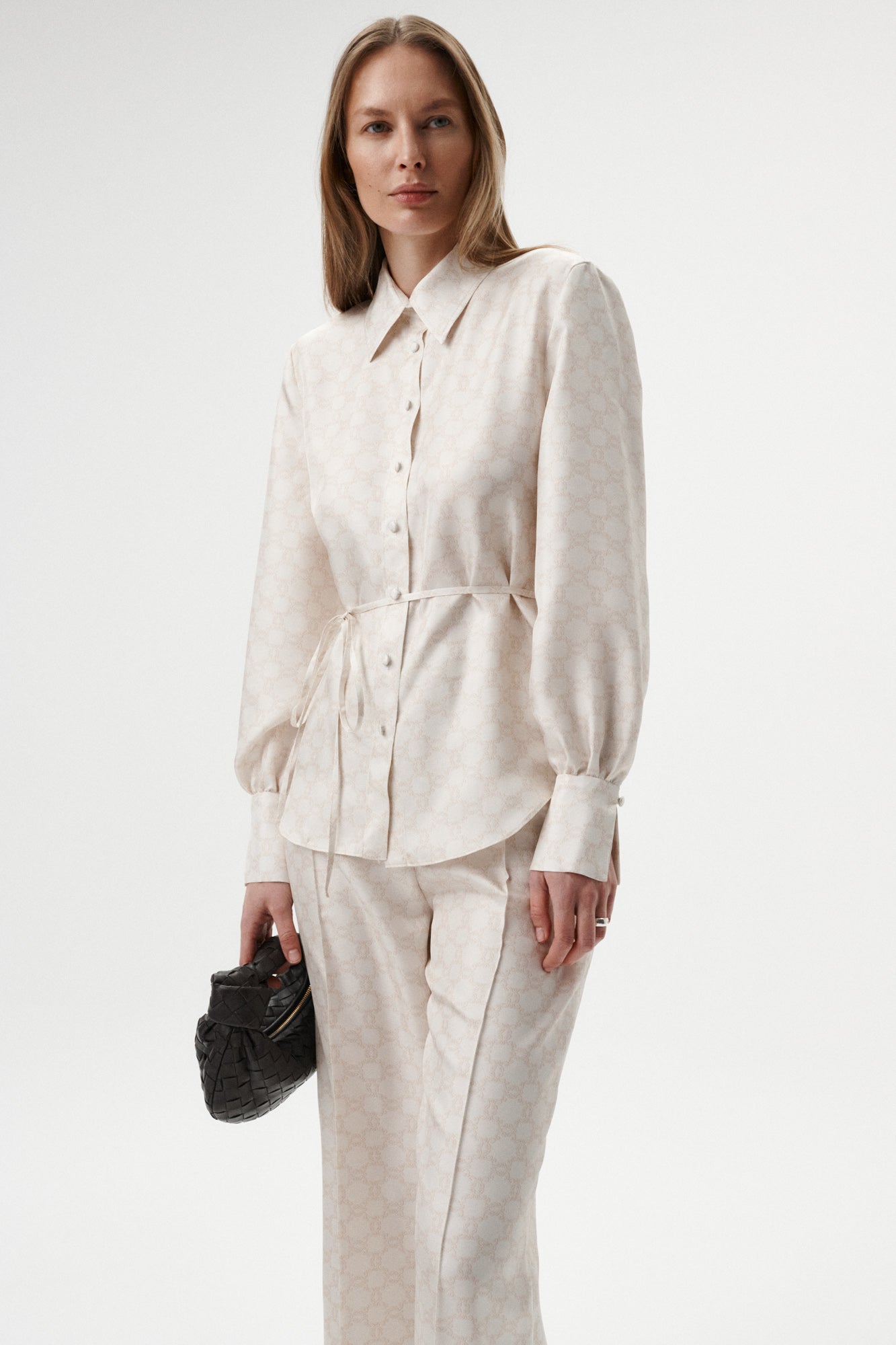 
                  
                    BIAŁA JEDWABNA KOSZULA MONOGRAM M
                  
                