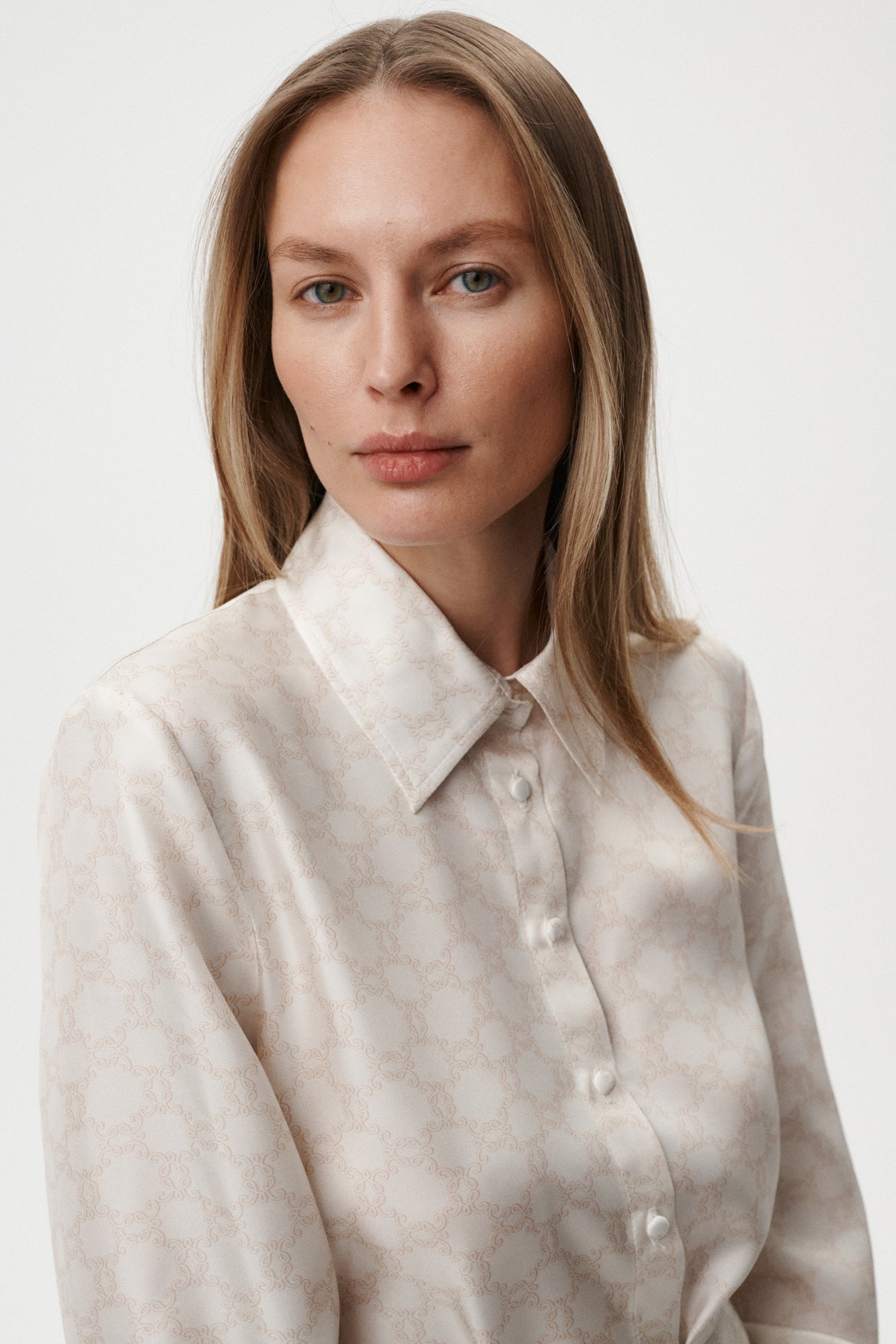 
                  
                    BIAŁA JEDWABNA KOSZULA MONOGRAM M
                  
                