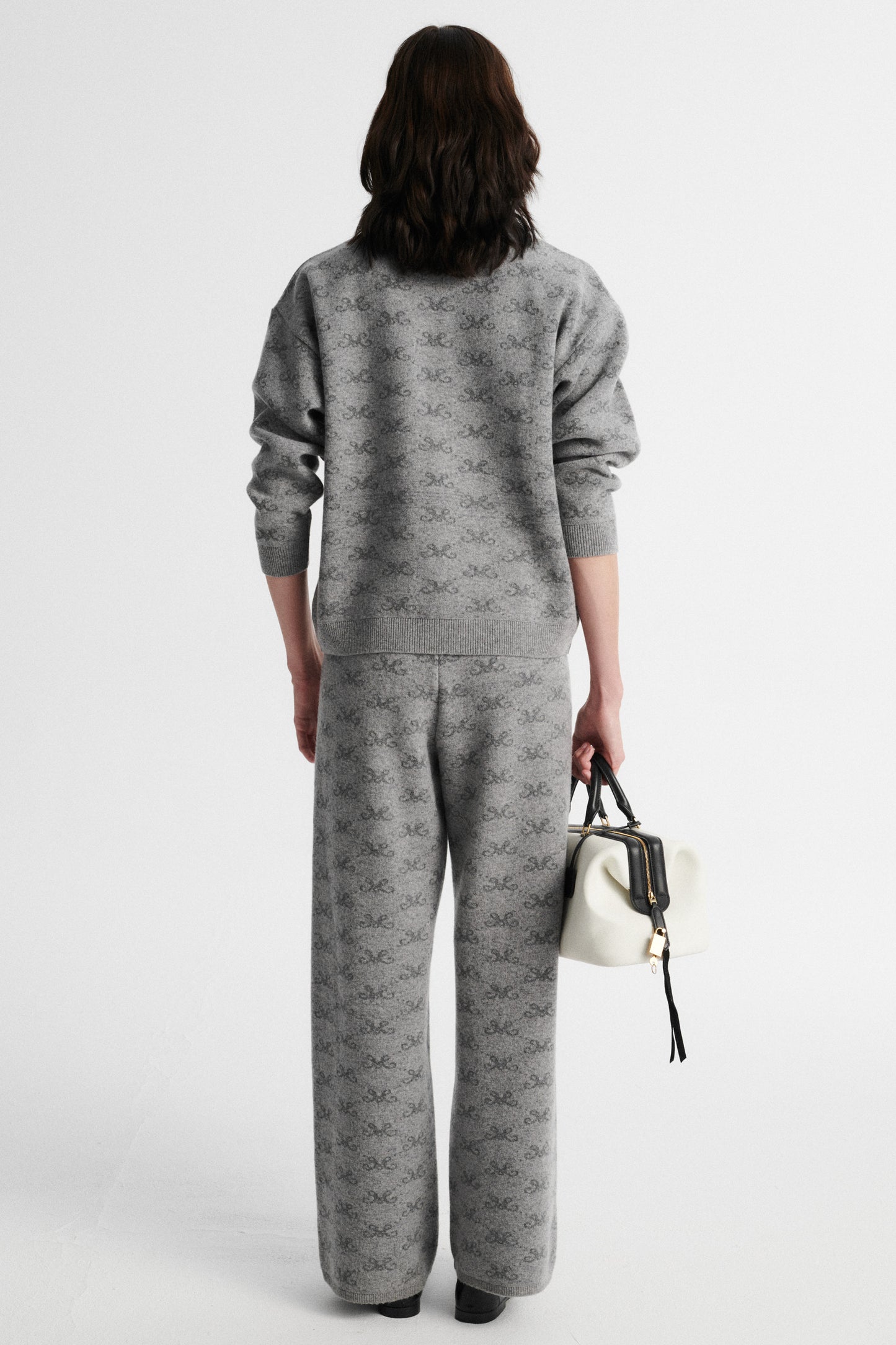 
                  
                    SZARY WEŁNIANO-KASZMIROWY SWETER MONOGRAM M COZY
                  
                